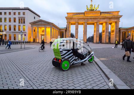 Berlin, Allemagne - 15 décembre 2021: Taxi vélo attendant les clients à la Pariserplatz, porte de Brandebourg à Berlin, Allemagne. Banque D'Images