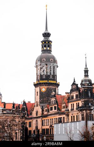 Tour de Hausmannsturm et cathédrale de Dresde Eglise de la Cour catholique dans la vieille ville ou Altstadt de Dresde, Saxe, Allemagne. Banque D'Images