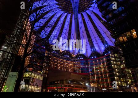 Berlin, Allemagne - 15 décembre 2021 : le Sony Center est un complexe de huit bâtiments parrainé par Sony, situé sur la Potsdamer Platz de Berlin, conçu par lui Banque D'Images