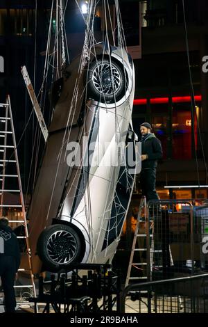 Berlin, Allemagne - 15 décembre 2021 : installation artistique avec une voiture en cours au milieu du Sony Centre, Potsdamerplatz, Berlin. Banque D'Images