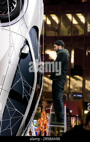 Berlin, Allemagne - 15 décembre 2021 : installation artistique avec une voiture en cours au milieu du Sony Centre, Potsdamerplatz, Berlin. Banque D'Images