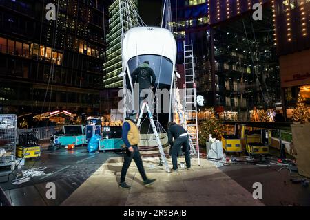 Berlin, Allemagne - 15 décembre 2021 : installation artistique avec une voiture en cours au milieu du Sony Centre, Potsdamerplatz, Berlin. Banque D'Images