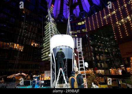 Berlin, Allemagne - 15 décembre 2021 : installation artistique avec une voiture en cours au milieu du Sony Centre, Potsdamerplatz, Berlin. Banque D'Images