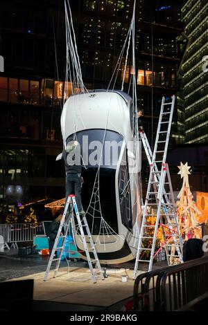 Berlin, Allemagne - 15 décembre 2021 : installation artistique avec une voiture en cours au milieu du Sony Centre, Potsdamerplatz, Berlin. Banque D'Images