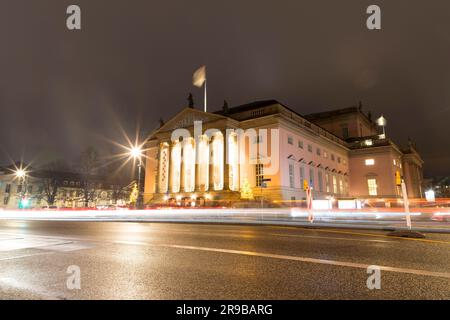 Berlin, Allemagne - 19 DEC 2021: Unter den Linden est un boulevard dans le quartier central de Mitte à Berlin, la capitale de l'Allemagne. Banque D'Images