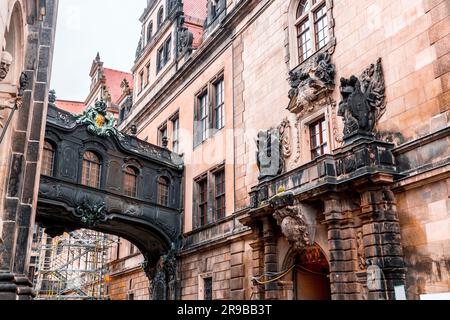 Pont néo-baroque entre la Residenzschloss et la Katolische Hofkirche dans la vieille ville de Dresde, capitale de la Saxe, Allemagne. Banque D'Images