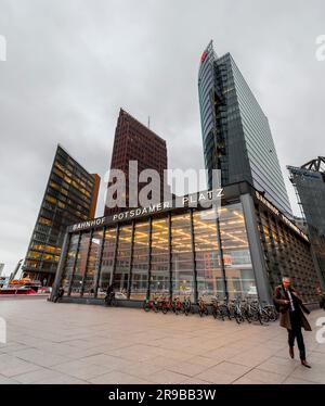 Berlin, Allemagne - 15 DEC 2021: Station de métro Potsdamer Platz à berlin, Allemagne. Banque D'Images