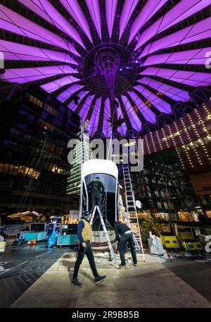 Berlin, Allemagne - 15 décembre 2021 : installation artistique avec une voiture en cours au milieu du Sony Centre, Potsdamerplatz, Berlin. Banque D'Images