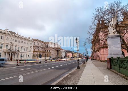 Berlin, Allemagne - 17 DEC 2021: Unter den Linden est un boulevard dans le quartier central de Mitte à Berlin, la capitale de l'Allemagne. Banque D'Images