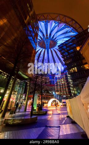 Berlin, Allemagne - 15 décembre 2021 : le Sony Center est un complexe de huit bâtiments parrainé par Sony, situé sur la Potsdamer Platz de Berlin, conçu par lui Banque D'Images