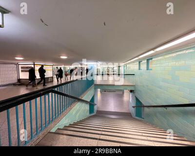 Berlin, Allemagne - DEC 18, 2021: À l'intérieur de la station de métro U Bahn Alexanderplatz à Berlin, Allemagne. Banque D'Images