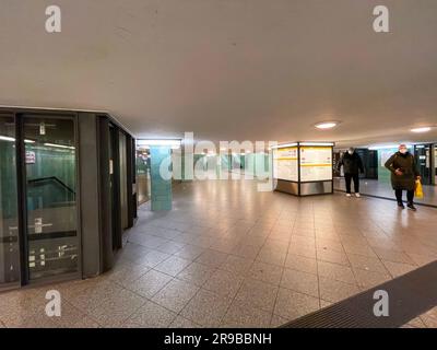 Berlin, Allemagne - DEC 18, 2021: À l'intérieur de la station de métro U Bahn Alexanderplatz à Berlin, Allemagne. Banque D'Images