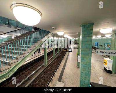 Berlin, Allemagne - DEC 18, 2021: À l'intérieur de la station de métro U Bahn Alexanderplatz à Berlin, Allemagne. Banque D'Images