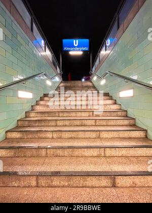 Berlin, Allemagne - DEC 18, 2021 : panneau Alexanderplatz à la station de métro Alexanderplatz à Berlin, Allemagne Banque D'Images