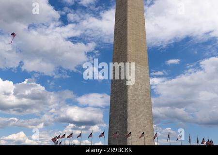 Washington, États-Unis. 25th juin 2023. Un cerf-volant drapeau américain vole près du Washington Monument à Washington, DC, dimanche, 25 juin 2023. (Photo de Julia Nikhinson/Sipa USA) crédit: SIPA USA/Alay Live News Banque D'Images