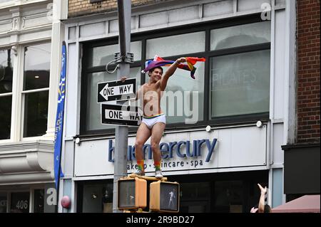 New York, États-Unis. 25th juin 2023. Un gardien de parade omet un drapeau arc-en-ciel tout en se tenant sur un signal de passage pour piétons pendant le défilé annuel de la fierté de marche de New York en 53rd le long de la Cinquième Avenue, New York, NY, 25 juin 2023. (Photo par Anthony Behar/Sipa USA) crédit: SIPA USA/Alay Live News Banque D'Images