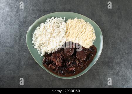Feijoada. Plat traditionnel brésilien. Arrière-plan gris. Banque D'Images