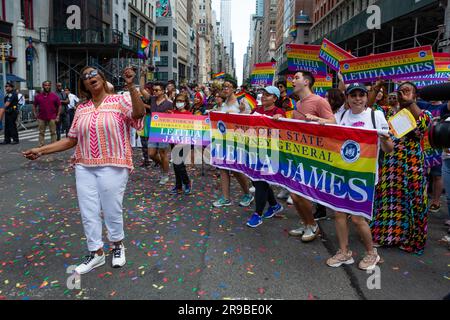 New York, NY, États-Unis. 25th juin 2023. La Marche de la fierté de New York a rempli Fifth Avenue avec des marcheurs et des spectateurs, beaucoup en costume. Letitia James, procureur général de New York, à gauche. Credit: Ed Lefkowicz/Alay Live News Banque D'Images