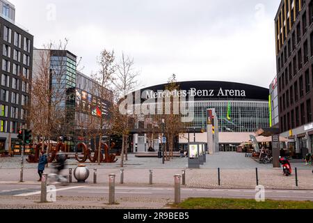 Berlin, Allemagne - 17 décembre 2021: Ouverture de la vue extérieure de l'arène Mercedez Benz, une arène couverte polyvalente à Friedrichshain, Berlin, Allemagne Banque D'Images