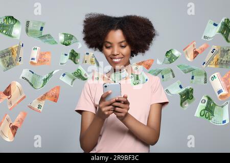 Paiement en ligne. Femme achetant quelque chose en utilisant le téléphone portable sur fond gris clair. Les billets en euros sortent du gadget démontrant le processus monétaire Banque D'Images
