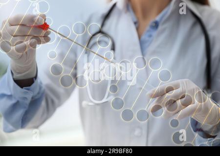 Double exposition d'un travailleur de laboratoire avec un coton-tige buccal et un tube pour les tests génétiques et l'illustration de la structure de l'ADN Banque D'Images