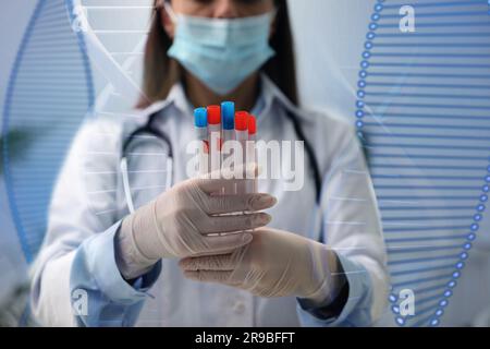 Tests génétiques. Travailleur de laboratoire avec tubes à essai et illustration de la structure de l'ADN, double exposition Banque D'Images