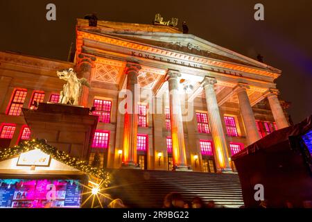 Berlin, Allemagne - 17 DEC 2021: Le Konzerthaus Berlin est une salle de concert, la maison du Konzerthausorchester Berlin. Situé sur le Gendarmenmarkt s. Banque D'Images