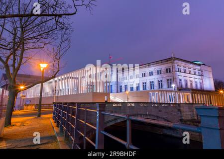 Berlin, Allemagne - 17 décembre 2021 : vue extérieure du musée de la Bode sur l'île des Musées, le long de la rivière Spree à Berlin, la capitale allemande. Banque D'Images