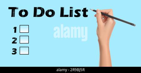 Gros plan de la femme écrivant des mots à faire liste avec crayon sur papier bleu clair, bannière design. Illustration des numéros et des cases à cocher Banque D'Images