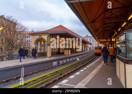 Berlin, Allemagne - 17 DEC 2021: Station U-Bahn de Schlesisches Tor à Kreuzberg, Berlin. Banque D'Images