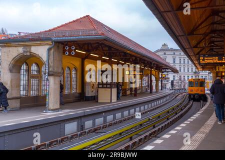 Berlin, Allemagne - 17 DEC 2021: Station U-Bahn de Schlesisches Tor à Kreuzberg, Berlin. Banque D'Images