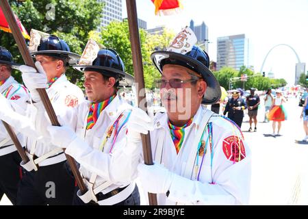 St. Louis, États-Unis. 25th juin 2023. Membres de la St. Louis Service d'incendie honneur Garde porter des alits colorés lors de la marche dans la rue Louis Pride Parade à St. Louis le dimanche, 25 juin 2023. Photo par Bill Greenblatt/UPI crédit: UPI/Alay Live News Banque D'Images