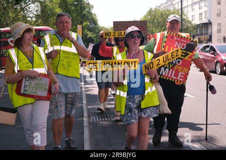 Londres, Royaume-Uni. Les manifestants de la zone à émission ultra-faible descendent dans les rues pour s'opposer à l'extension du programme de réduction de la pollution pour couvrir tous les quartiers de Londres. Banque D'Images