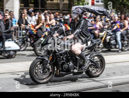 San Francisco, États-Unis. 25th juin 2023. Dykes on Bikes a lancé la parade annuelle de la fierté de San Francisco 53rd à San Francisco le dimanche, 25 juin 2023. Les Hundrerds de milliers se sont avéré participer ou regarder. Photo de Terry Schmitt crédit: UPI/Alay Live News Banque D'Images