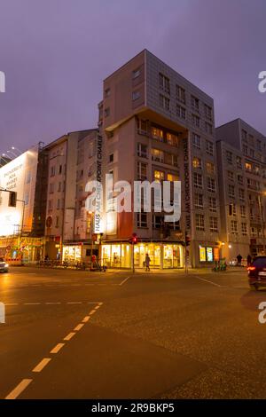 Berlin, Allemagne - 17 DEC 2021: Checkpoint Charlie était le point de passage le plus connu du mur de Berlin entre Berlin-est et Berlin-Ouest pendant la Wa froide Banque D'Images