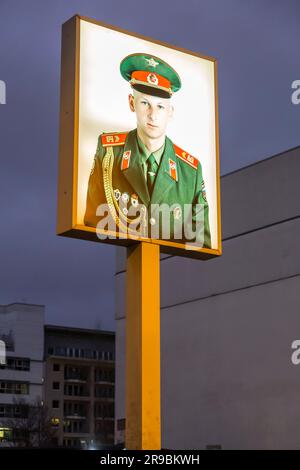 Berlin, Allemagne - 17 DEC 2021: Checkpoint Charlie était le point de passage le plus connu du mur de Berlin entre Berlin-est et Berlin-Ouest pendant la Wa froide Banque D'Images