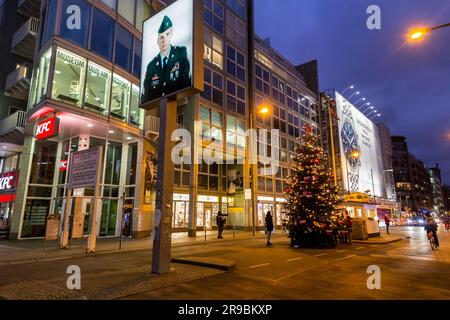 Berlin, Allemagne - 17 DEC 2021: Checkpoint Charlie était le point de passage le plus connu du mur de Berlin entre Berlin-est et Berlin-Ouest pendant la Wa froide Banque D'Images