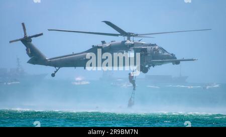 Un hélicoptère au-dessus de Miami. Banque D'Images