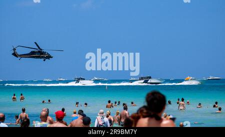 Un hélicoptère au-dessus de Miami. Banque D'Images