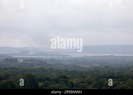 Deuxième foyer encore actif après 3 jours près du lac Brennilis couvrant de ses fume ses environs dans les Monts d'Arrée en Bretagne. Banque D'Images