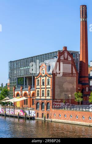 Berlin, Allemagne - 1 juin 2023: Radialsystem, centre artistique de l'ancienne station de pompage sur la rive de la Spree Banque D'Images