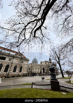 Dresde, Allemagne - DEC 19, 2021: L'Académie d'Art, Kunsthalle ou Lipsiusbau, est un bâtiment d'université et d'exposition à Dresde, siège de l'ONU Banque D'Images