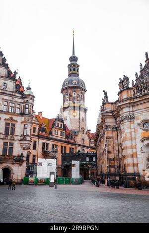 Dresde, Allemagne - 19 décembre 2021: Tour Hausmannsturm et cathédrale de Dresde Eglise de la Cour catholique dans la vieille ville ou Altstadt de Dresde, Saxe, Banque D'Images