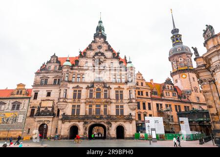 Dresde, Allemagne - 19 décembre 2021: Georgentor ou Georgenbau à la Residenzschloss dans la vieille ville de Dresde, la capitale de la Saxe, Allemagne. Banque D'Images