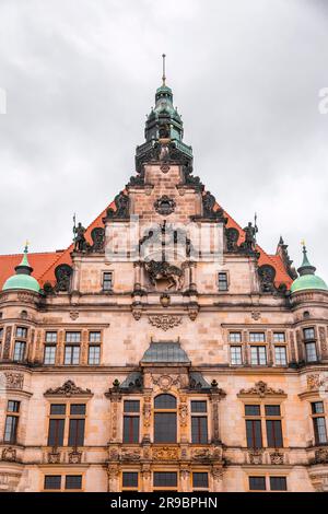 Dresde, Allemagne - 19 décembre 2021: Georgentor ou Georgenbau à la Residenzschloss dans la vieille ville de Dresde, la capitale de la Saxe, Allemagne. Banque D'Images