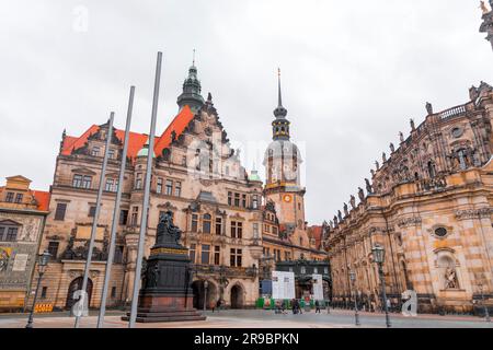 Dresde, Allemagne - 19 décembre 2021: Georgentor ou Georgenbau à la Residenzschloss dans la vieille ville de Dresde, la capitale de la Saxe, Allemagne. Banque D'Images