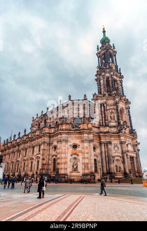 Dresde, Allemagne - 19 décembre 2021: Vue extérieure de la cathédrale de la Sainte Trinité, Katolische Hofkirche dans la vieille ville de Dresde, Allemagne. Banque D'Images