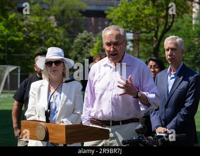 Le chef de la majorité, Chuck Schumer, le sénateur Kirsten Gilliband, le maire de New York, Eric Adams, le premier commissaire adjoint aux incendies, Joe Pfeiffer, et le chef de la FDNY, Joseph Ferrante, ont tenu une conférence de presse au 128 Baruch place, dans le bas de Manhattan, à New York, NY où le sénateur Schumer a annoncé une pression pour l'adoption d'un projet de loi bipartisan appelé fixer des normes de consommation pour les batteries lithium-ion. NYCHA recevra $25 millions d'argent d'urgence du ministère des Transports (DOT) pour installer 173 stations de charge de mobilité électrique dans 53 logements de la ville de New York à travers les cinq arrondissements de 25 juin 2023. ( Banque D'Images