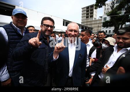 Guatemala. 25th juin 2023. Le candidat présidentiel guatémaltèque du parti cabal Edmond Mulet (C) pose des photos dans un bureau de vote de Guatemala 25 juin 2023. Le Guatemala a tenu dimanche des élections générales pour choisir le prochain président, les membres du Congrès, les maires et les membres du Parlement d'Amérique centrale. Credit: Ulis Rodr¨ªguez/Xinhua/Alay Live News Banque D'Images