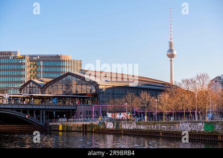 Berlin, Allemagne - 17 DEC 2021: Pont de chemin de fer Friedrichstrasse au-dessus de la Spree à Berlin, Allemagne. Banque D'Images